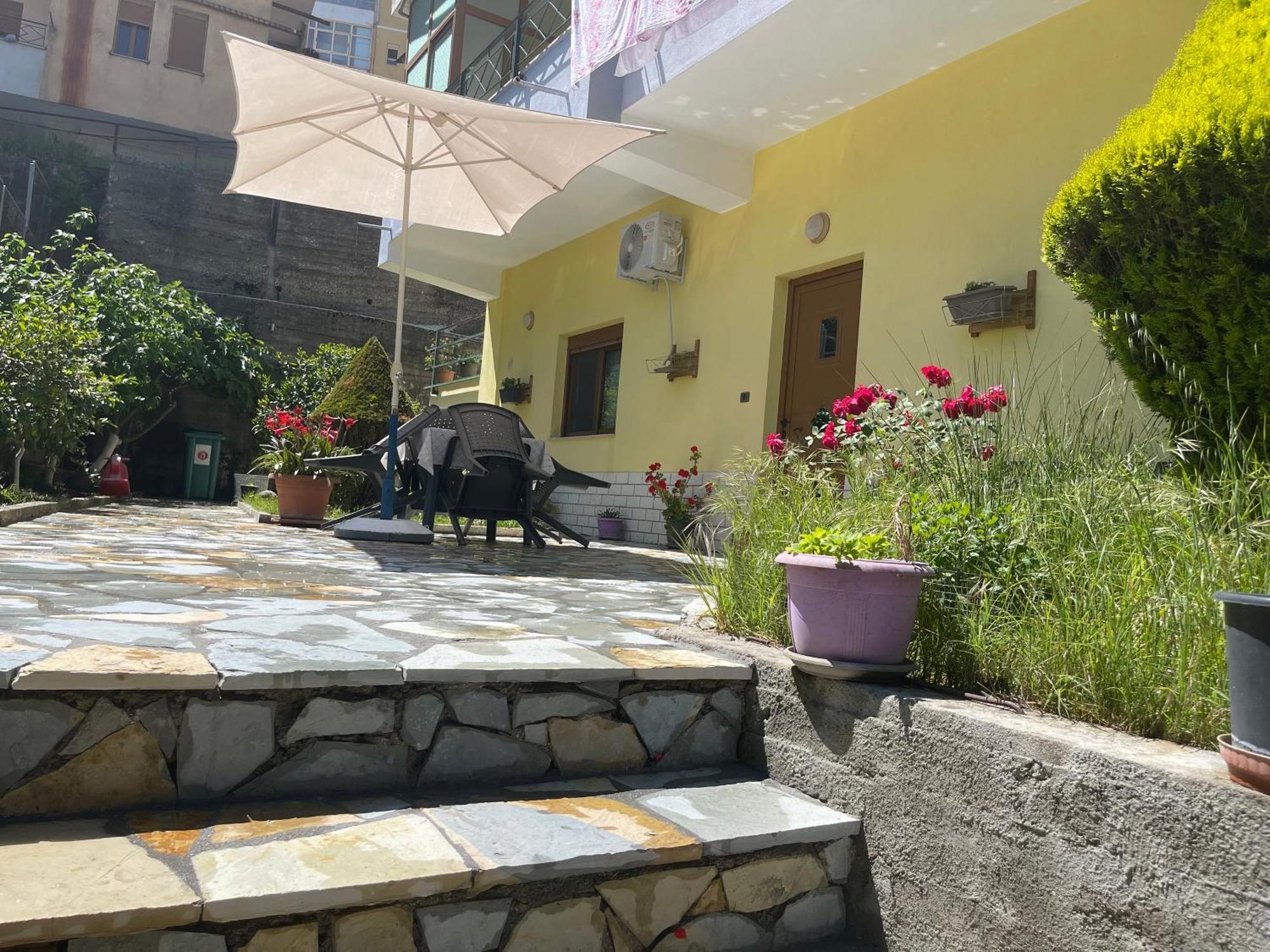 Artur'S Apartment Gjirokastër Esterno foto